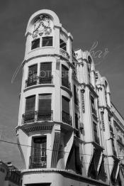 Image du Maroc Professionnelle de  Patrimoine architectural, l'immeuble située à angle de la rue du Prince Moulay Abdellah, Jeudi 15 Février 2007 à Casablanca. (Photo / Abdeljalil Bounhar)